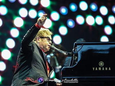 Elton John critico musicale - ma recensisce solo donne