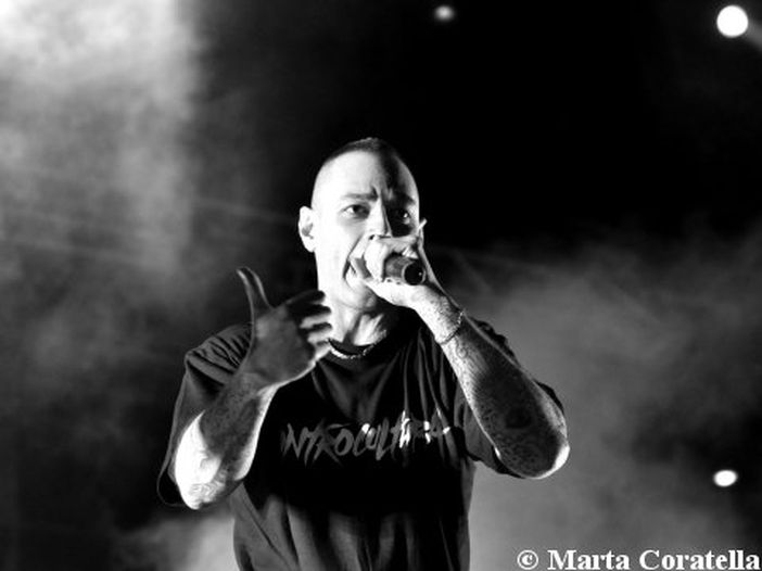 Fabri Fibra, ascolta &#039;Come mai&#039; con Franco126