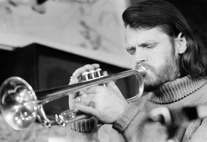 https://images.rockol.it/6kHbqKWdd_jgVrhcU_Tu9z5hD8w=/700x0/smart/rockol-img/img/foto/upload/01-chet-baker-roma-1976-ennio-antonangeli.jpg