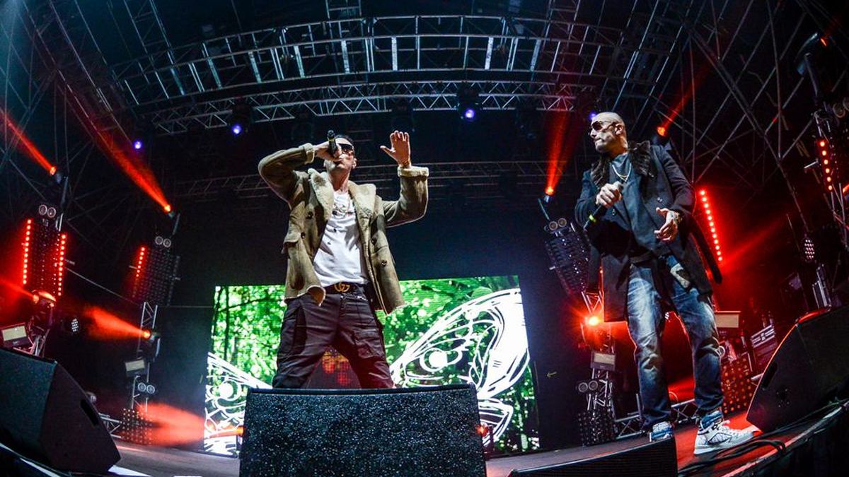 Marracash e Guè durante una performance live