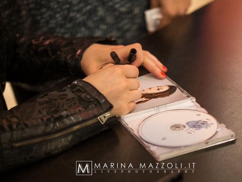 26 maggio 2016 - Mondadori - Genova - Annalisa firmacopie