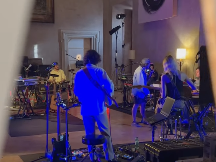 Calcutta, "Relax": guardare una performance da una fessura Calcutta, "Relax": guardare una performance da una fessura