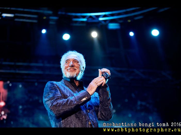 Concerti, Tom Jones: tour interrotto per una laringite