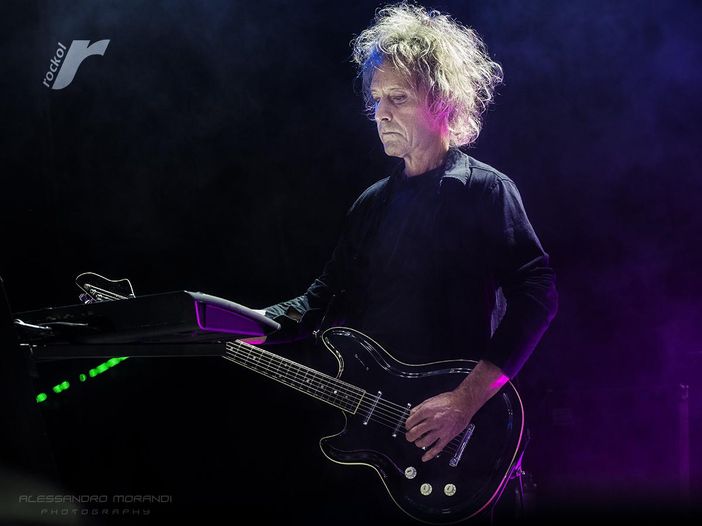 Dall’oscurità alla luce: la recensione del primo concerto dei Cure al Forum di Assago Dall’oscurità alla luce: la recensione del primo concerto dei Cure al Forum di Assago
