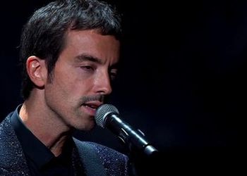 canta &quot;Adesso&quot; alla serata finale della Mostra del cinema di Venezia