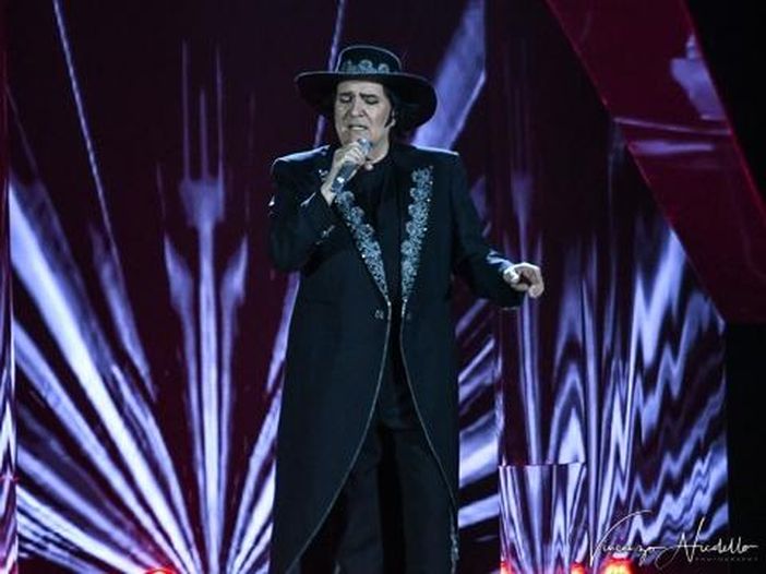 Renato Zero, il nuovo album 'Alt' esce l'8 aprile: a Sanremo il brano 'Gli anni miei raccontami', poi dal 4 marzo il singolo 'Chiedi' Renato Zero, il nuovo album 'Alt' esce l'8 aprile: a Sanremo il brano 'Gli anni miei raccontami', poi dal 4 marzo il singolo 'Chiedi'