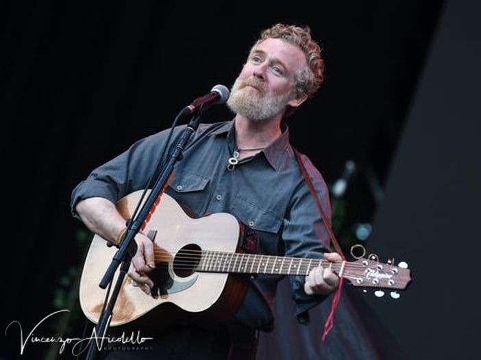 Glen Hansard insegna come si fa un concerto in streaming