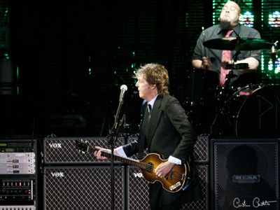 Singolo benefico il 17 dicembre con Paul McCartney e Robbie Williams