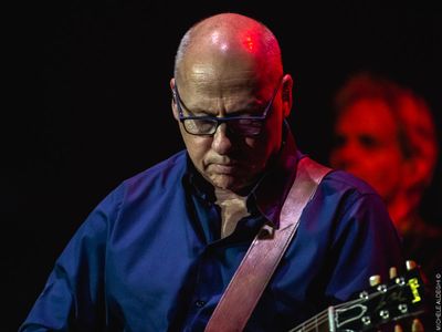 Nuove classifiche italiane: Madonna resiste al n.1 dei singoli, ma è spodestata da Mark Knopfler tra gli album. Compilation: debutta in testa 'Trasgressiva vol.2'