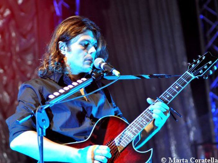 Gianluca Grignani, ritorno al rock con un nuovo singolo e un triplo concept album. Video