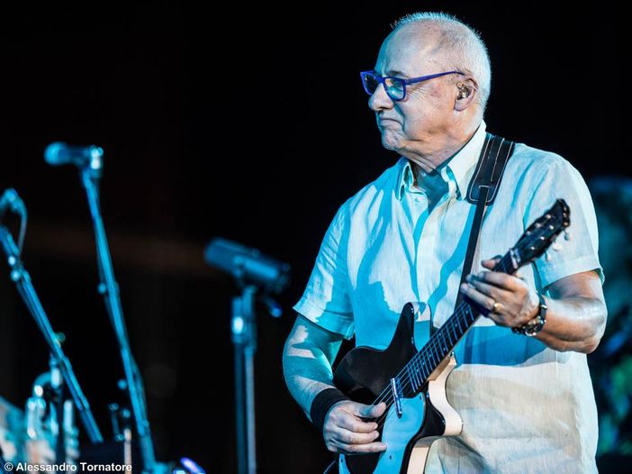 Mark Knopfler: &quot;Tengo la chitarra come un idraulico il martello&quot;