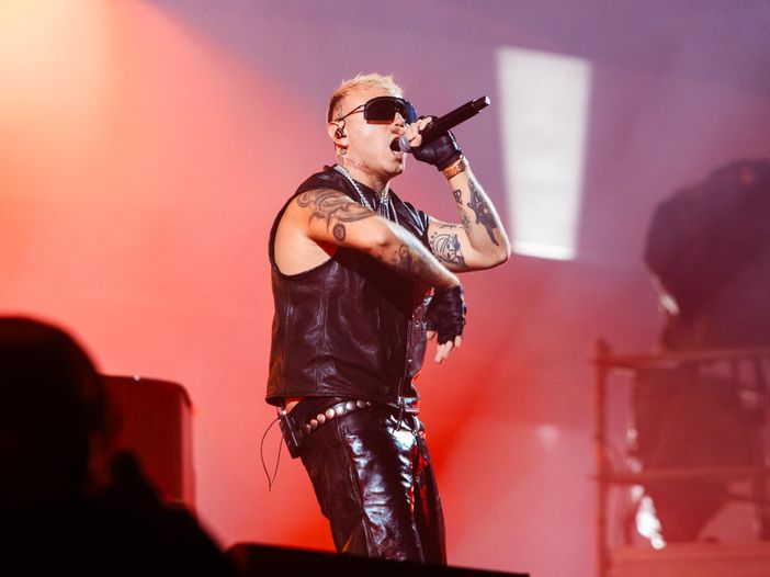 Lazza annuncia il live a San Siro e pubblica un singolo