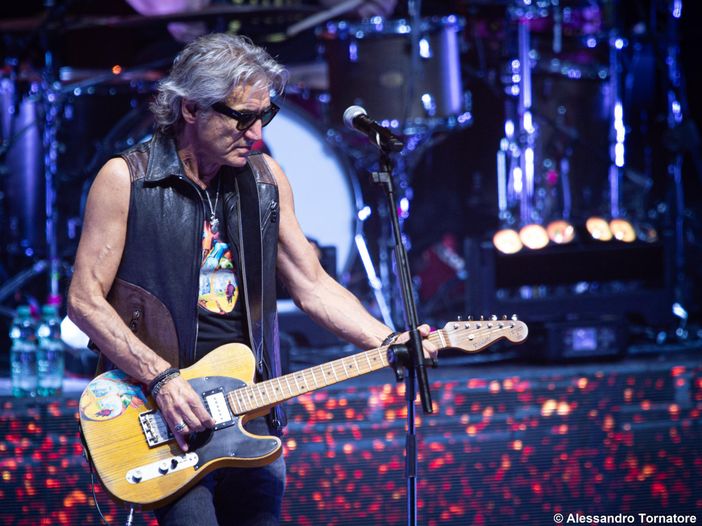La caduta sul palco di Ligabue, in concerto a Modena