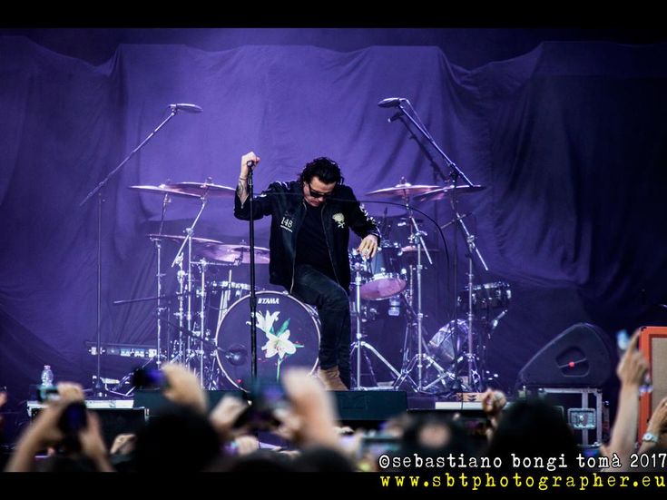 Licenziato il bassista dei Cult