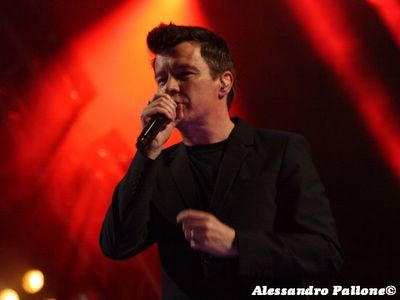 L&apos;autore di Rick Astley: &apos;Sfruttato da YouTube come un immigrato a Dubai&apos;