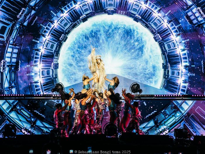 Jennifer Lopez doveva baciare Madonna agli MTV VMA del 2003 Jennifer Lopez doveva baciare Madonna agli MTV VMA del 2003