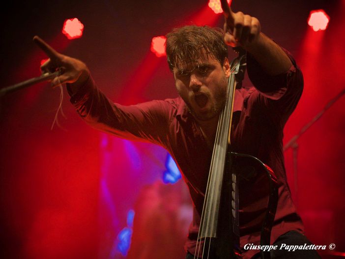I 2Cellos tornano con &quot;Livin&#039; on a Prayer&quot; dei Bon Jovi. Video.