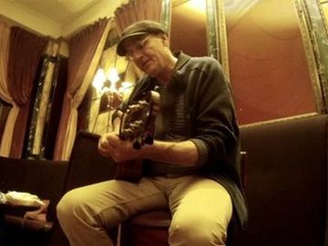 James Taylor - "Something in the way she moves" (Live)