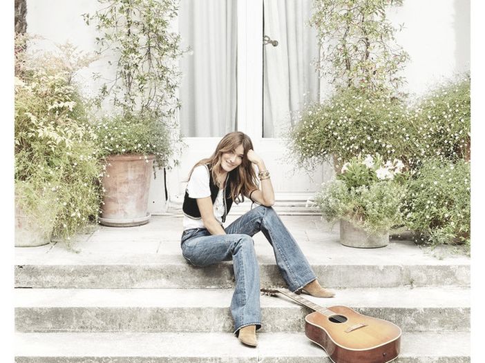 Critica francese contro Carla Bruni: 'Brutta la cover di Bowie' Critica francese contro Carla Bruni: 'Brutta la cover di Bowie'