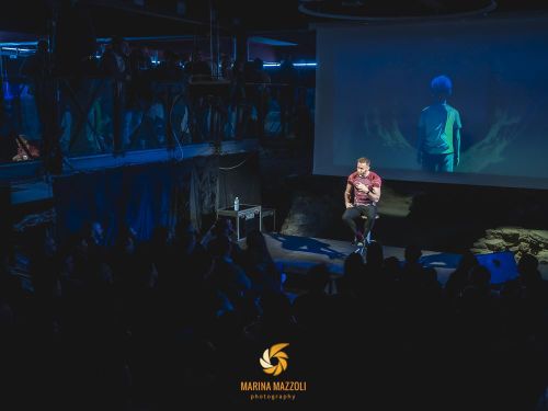 Immanuel Casto presenta il nuovo singolo "Alphabet of love" su Pornhub