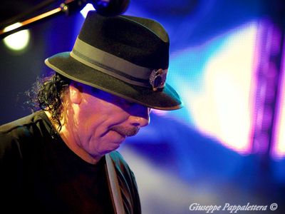 Carlos Santana rimane all’Arista (e alla BMG)