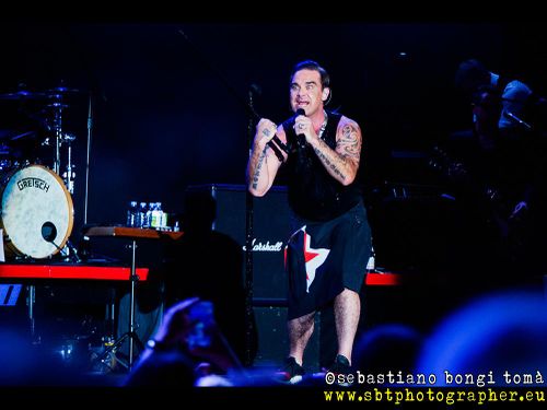 Videogiochi: Robbie Williams in FIFA 2000; avventure per BSB e altri
