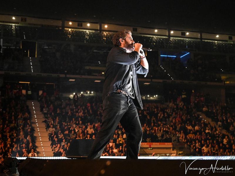 6 dicembre 2023 - PalaAlpitour - Torino - Tommaso Paradiso in concerto 6 dicembre 2023 - PalaAlpitour - Torino - Tommaso Paradiso in concerto