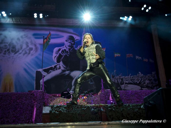 Iron Maiden, Bruce Dickinson ha sfidato Eddie: un duello con le spade laser