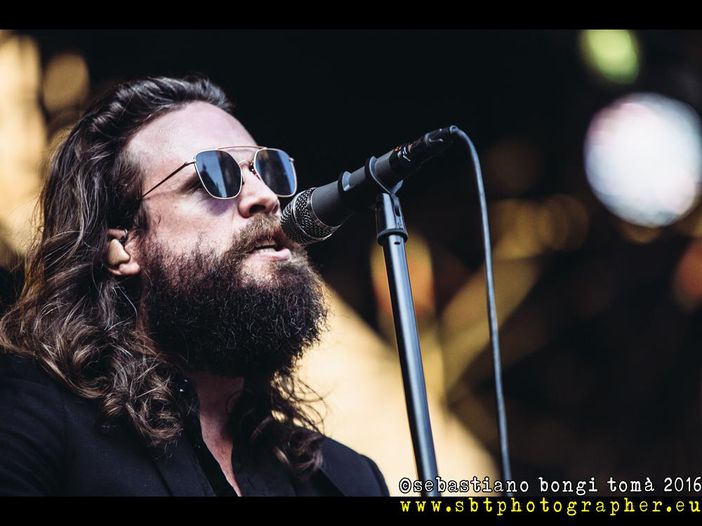Guarda Father John Misty suonare una nuova canzone dal vivo &ndash; VIDEO