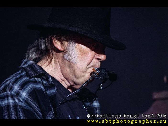 Lo zio matto che ha cresciuto tutti: 80 anni di Neil Young