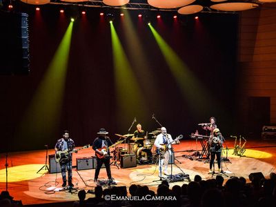 Colin Hay (Men at Work), ingiunzione di pagamento &apos;live&apos;
