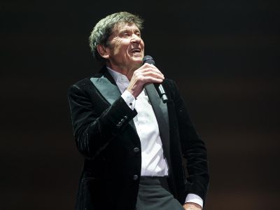 Sfida calcistica tra piloti e cantanti: il commento di Morandi