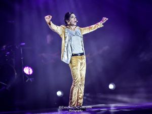 I fratelli di Michael Jackson autografano 1000 giubbotti. Ma non li pagano