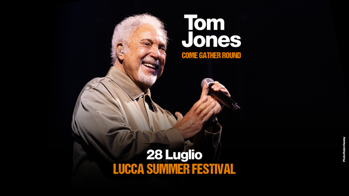 https://images.rockol.it/CORu6J5OhiFhIAMpFvDinDEneFY=/700x0/smart/rockol-img/img/foto/upload/tom-jones-2026-sm-1920x1080.png