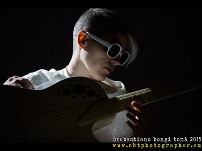 Quando la chitarra diventa una batteria: Kaki King in Italia