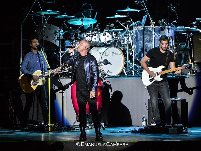 Eros Ramazzotti sale in testa alla classifica dei brani pi&ugrave; trasmessi nella settimana dalle radio italiane, secondo le rilevazioni di Music Control 