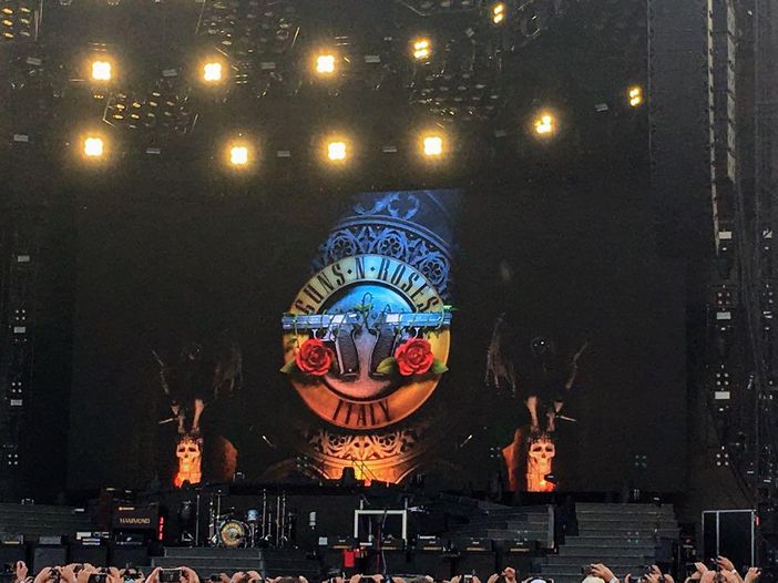 I Guns N’ Roses ricordano Chris Cornell con una cover di "Black Hole Sun" - VIDEO I Guns N’ Roses ricordano Chris Cornell con una cover di "Black Hole Sun" - VIDEO