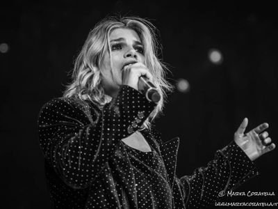 Eurovision, incidente: troppo corto il vestito di Emma Marrone - VIDEO