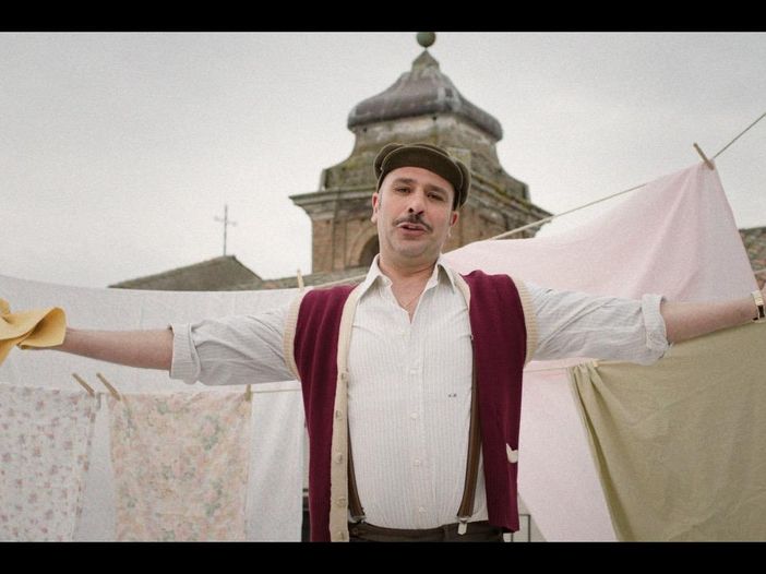 Checco Zalone e il patriarcato: il video della nuova canzone