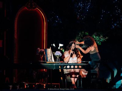 New York, i paparazzi beccano Lana Del Rey in short - FOTO