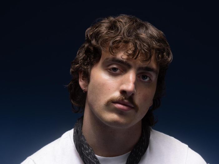 Benson Boone porta al Coachella un cartonato di Brian May
