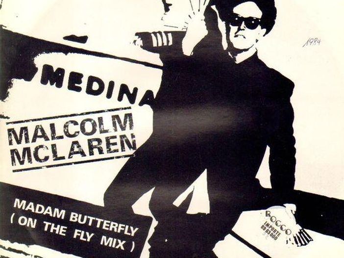 Paul Cook (Sex Pistols) e Bob Geldof cantano al funerale di Malcolm McLaren