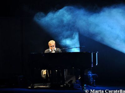 A Elton John l&apos;Oscar nella categoria: &apos;feste&apos;
