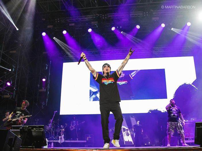 J-Ax: un nuovo brano inedito in attesa del disco, guarda il videoclip