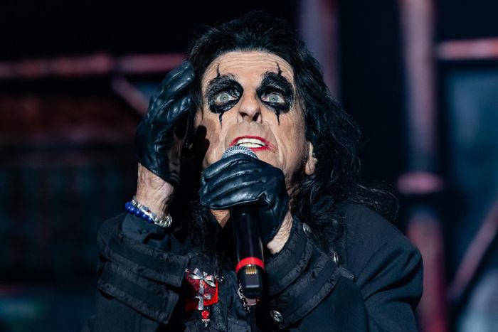 https://images.rockol.it/EN3C3uRHS2AYJdO6ZfiujKwJjUo=/700x0/smart/rockol-img/img/foto/upload/alice-cooper-foto-concerto-bologna-8-luglio-2025-1.2026-03-05-17-45-41.jpg