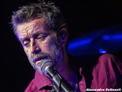 Silvestri ha scritto le musiche per una commedia teatrale con Mastandrea
