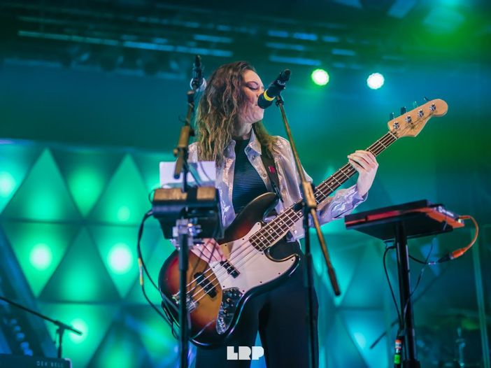 Francesca Michielin suona nella metropolitana di Roma - VIDEO