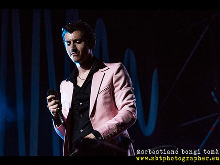 Josh Homme e gli Arctic Monkeys suonano insieme a Los Angeles: guarda il video