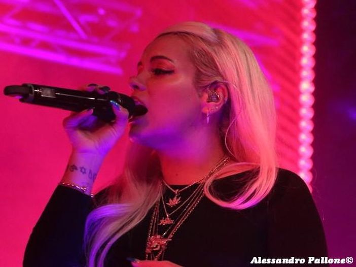 UK, a Lily Allen pubblicit&agrave; natalizia da 1 milione. Guarda lo spot