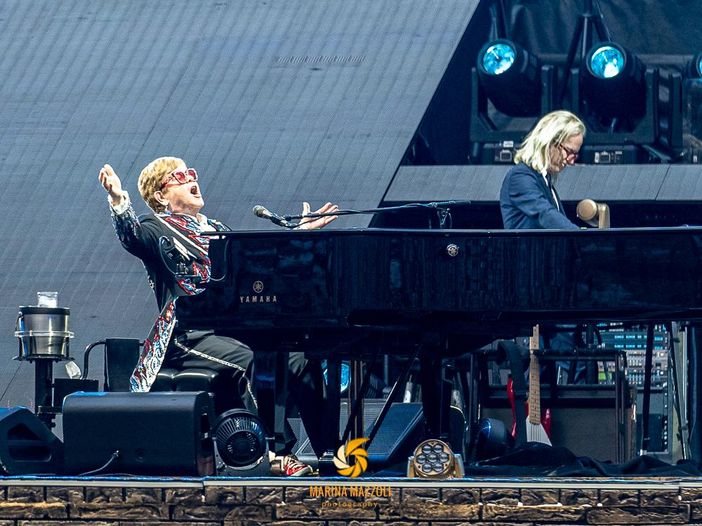 Elton John duetta con Dua Lipa al suo ultimo concerto a L.A.
